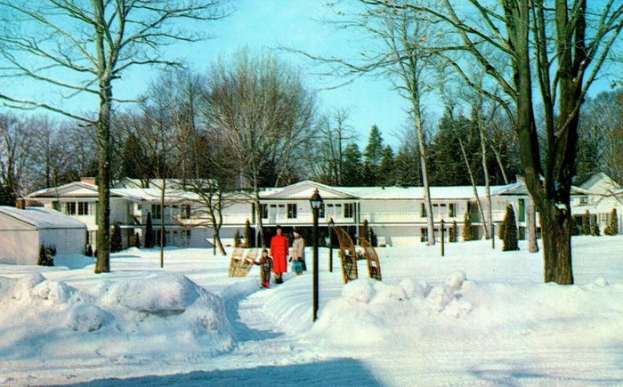 Colonial Inn - Vintage Postcard